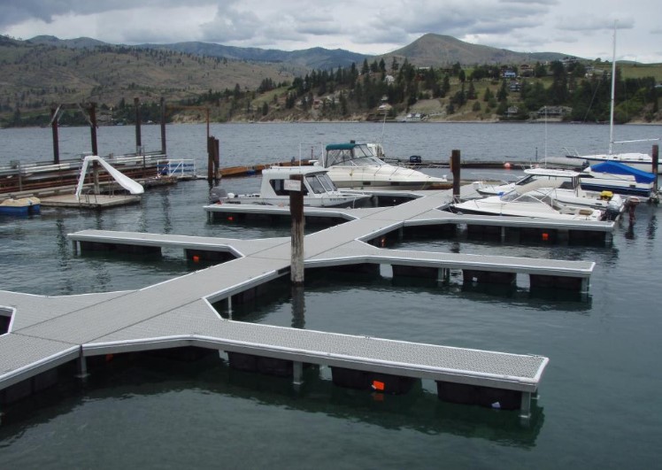 dock with mid-sized boats 