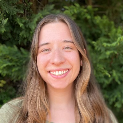 Smiling-young-woman-with-long-brown-hair
